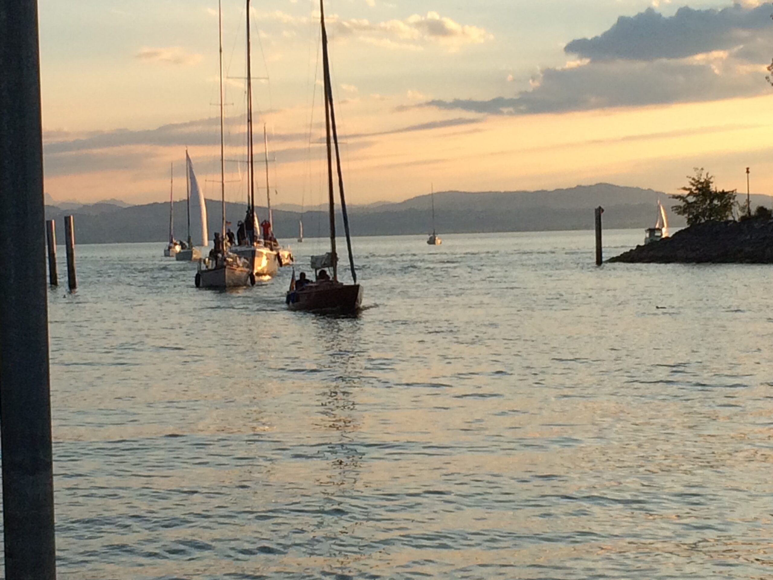 Sonnenuntergang auf dem Wasser, Romantik-Segeln